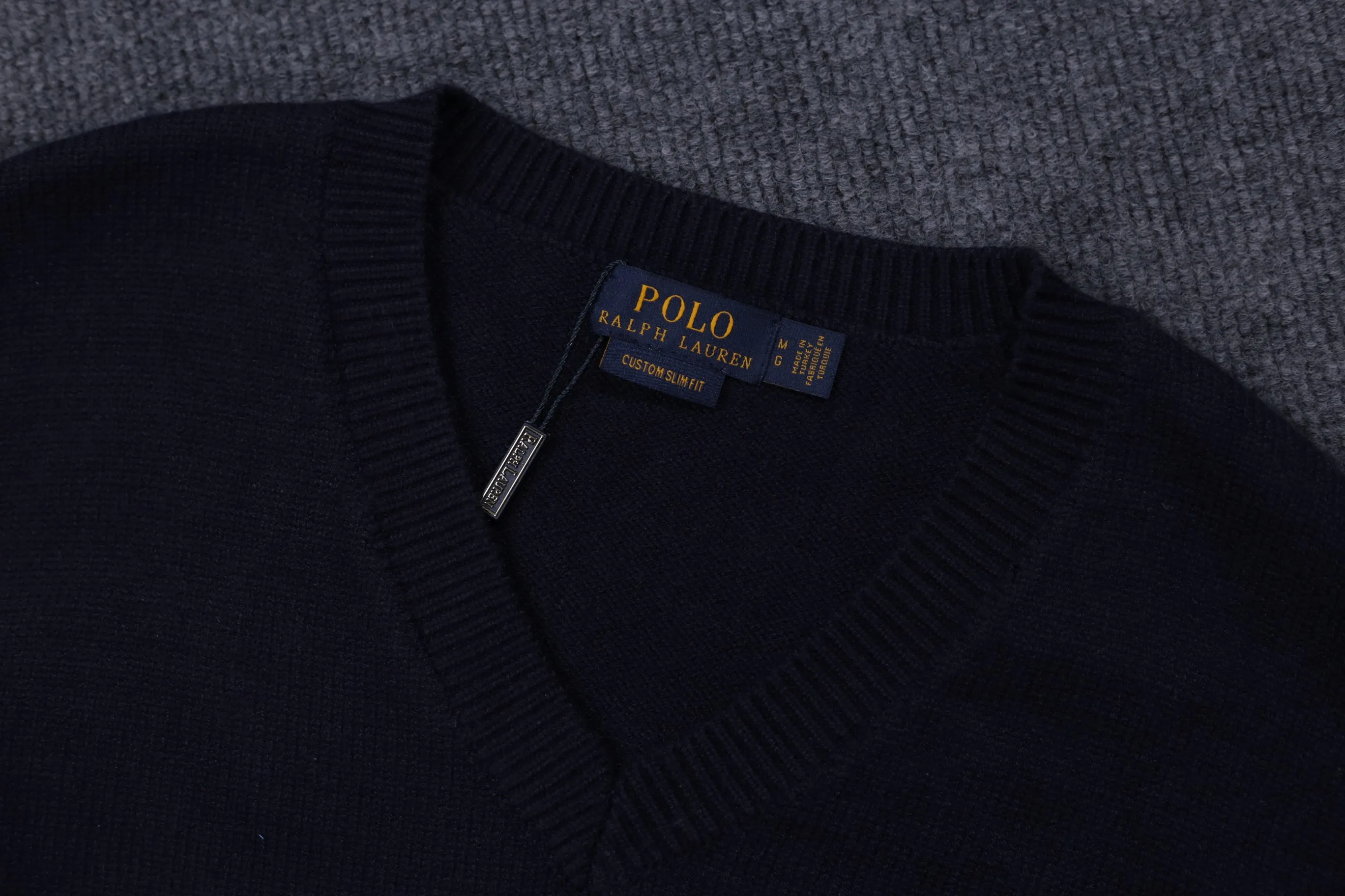P260 Style No. D04) The top version on the market in 2025 Ralph Lauren #ootddailywear #Autumn and winter sweater #Knitted sweater outfit #ralph lauren sweater #Can be worn by both men and women [Star R] Finally waited until the Ralph men’s twist v-neck sweater is finally here! The most popular sweater is a limited edition every year. There won’t be many styles in the store! Ralph Lauren men's V-neck sweater [Fire R] has a really nice shape. It can be worn alone or as a jacket. It can also be worn inside or worn with a shirt~100% pure cotton #Practical wear. Colors: natural white, navy blue, khaki, gray, size S to XL